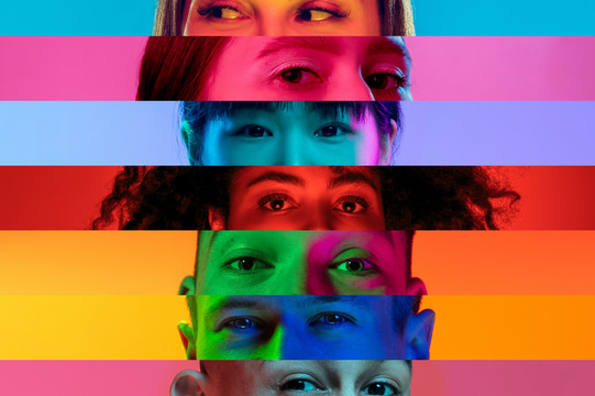 Ausschnitte von Gesichtern unterschiedlicher Menschen mit Fokus auf die Augen, bunt beleuchtet