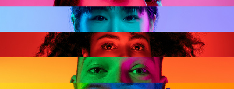 Ausschnitte von Gesichtern unterschiedlicher Menschen mit Fokus auf die Augen, bunt beleuchtet